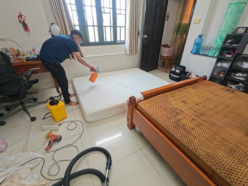 Hình ảnh thực tế 100% đội ngũ Clean Fresh giặt nệm cho khách tại Bình Thạnh